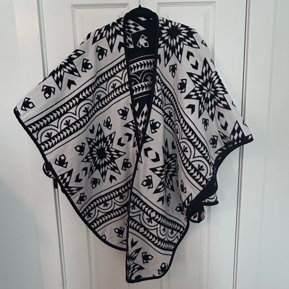 Star Indigenous Geometric Black and White Shawl - Picture 8 of 9